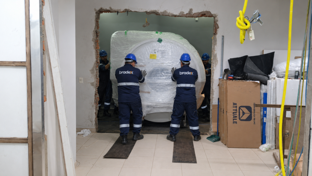 Equipe Bradex realizando movimentação técnica de equipamento hospitalar